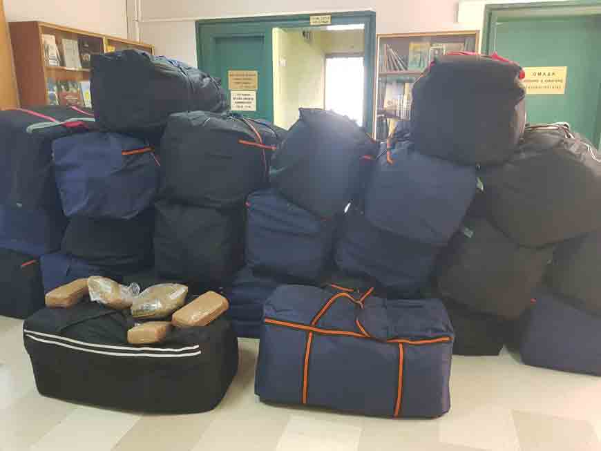 Κλεμμένο φορτηγό γεμάτο με έναν τόνο χασίς  – Συνελήφθη ο διακινητής στην Ελεούσα  