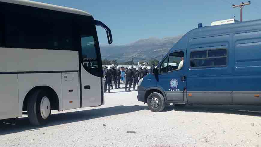 ΕΝΤΑΣΗ ΣΤΟ CAMP TOY ΚΑΤΣΙΚΑ ΠΟΥ ΥΠΟΔΕΧΤΗΚΕ 82 ΠΡΟΣΦΥΓΕΣ ΑΠΟ ΤΗ ΜΟΡΙΑ – Με πετροπόλεμο και προσαγωγές η άφιξη των προσφύγων