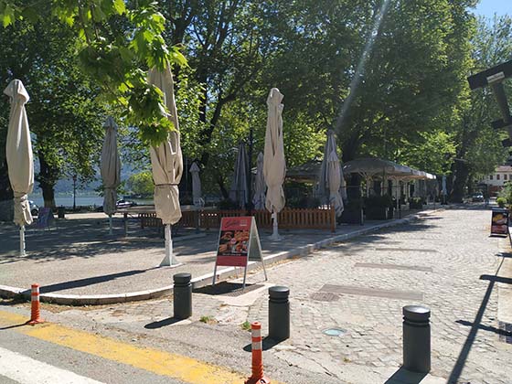 Προετοιμάζονται για τα… τραπεζάκια έξω