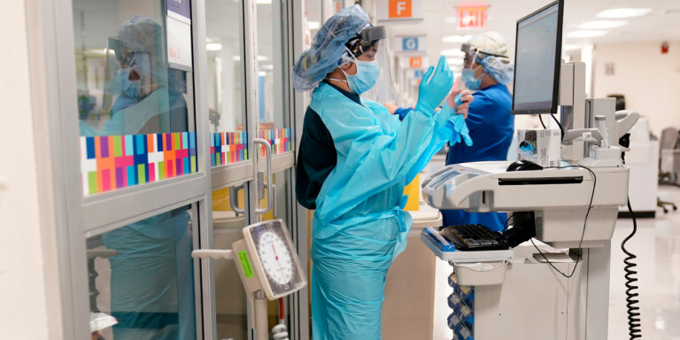 Πρόστιμα σε νοσοκομεία της Νέας Υόρκης που δεν χορηγούν εμβόλια εντός εβδομάδος από την παραλαβή τους