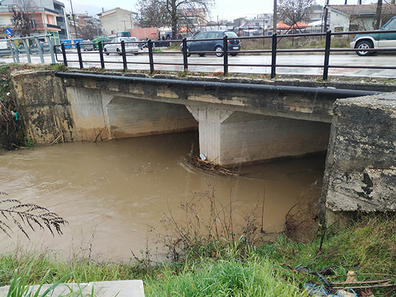 Έντονες διαμαρτυρίες για το νερό στην τάφρο