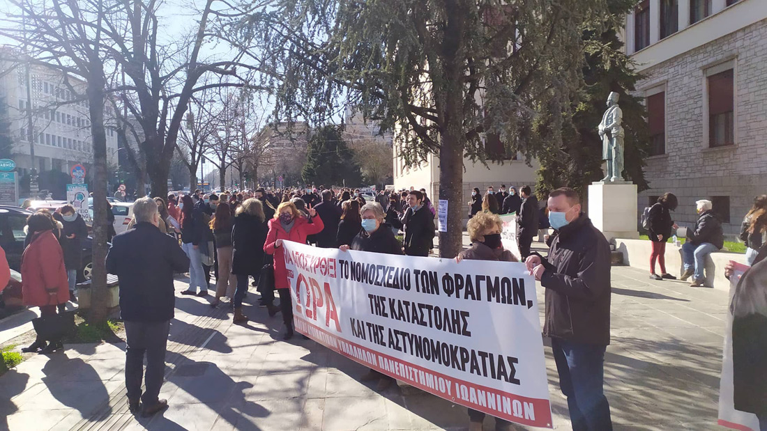 Ακύρωσαν στην πράξη την απόφαση για τις συναθροίσεις