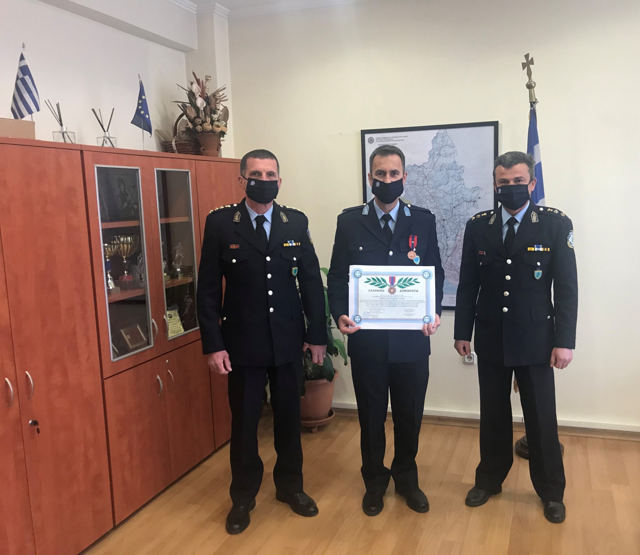 Τιμήθηκε ο αστυνομικός που έσωσε γυναίκα από πνιγμό