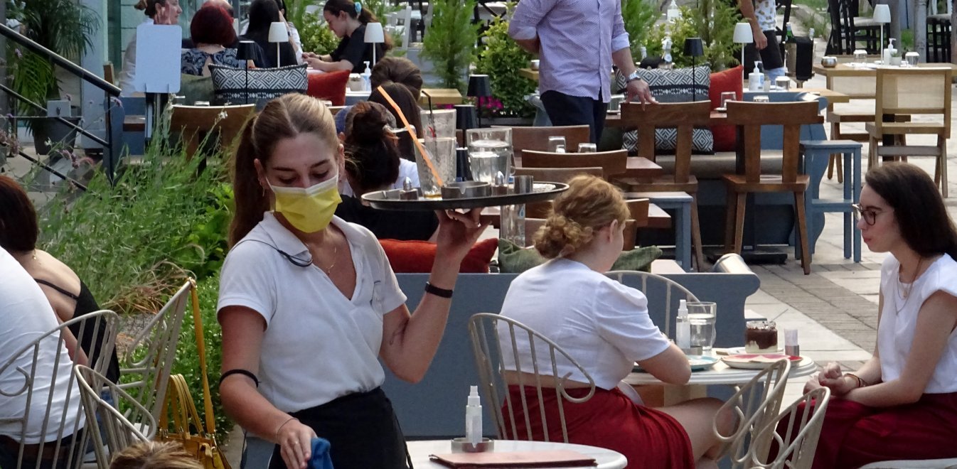 «Καλοκαίρι καθήμενων» σε εστίαση και ψυχαγωγία