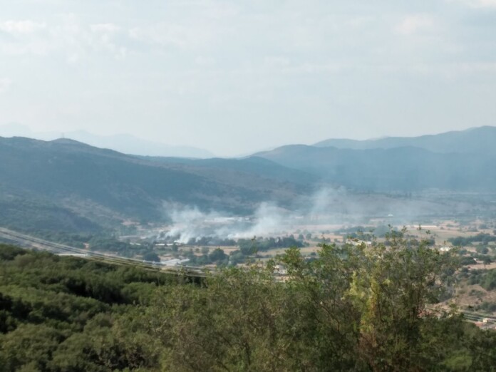 Σε εξέλιξη φωτιά στο Ροδοτόπι
