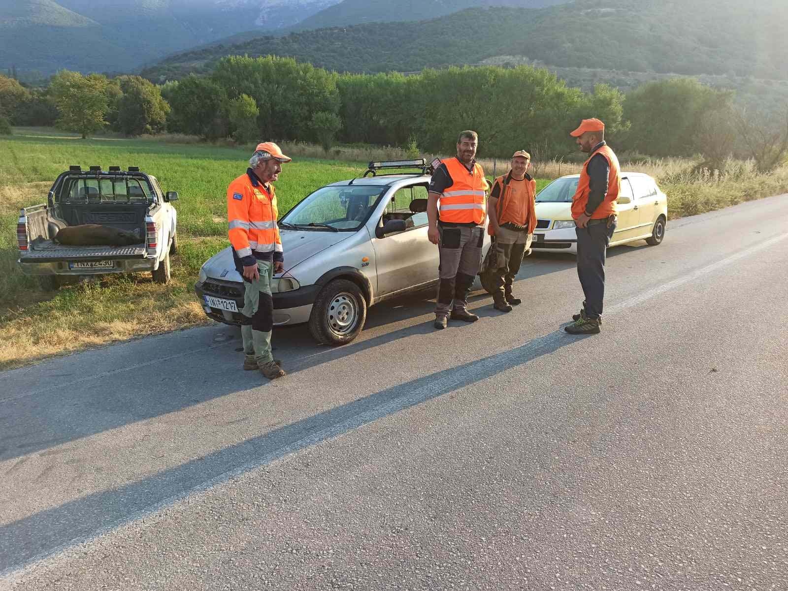 Με κροτίδες και βεγγαλικά έδιωξαν τους αγριόχοιρους