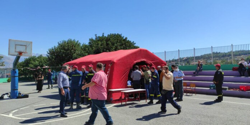 Ηράκλειο: Στήνονται σκηνές για 2.500 ανθρώπους που έμειναν άστεγοι