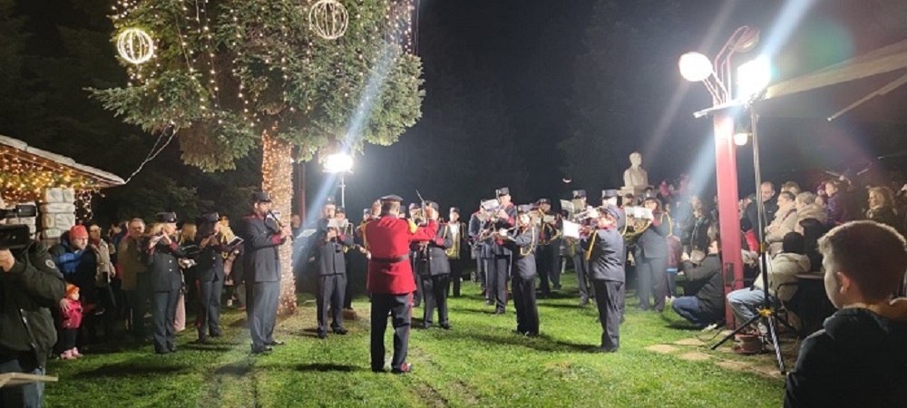 Έγινε η φωταγώγηση του Χριστουγεννιάτικου δέντρου