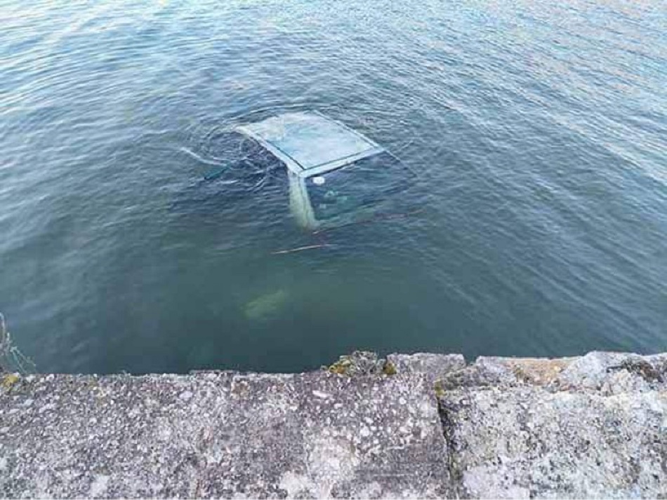 Αυτοκίνητο έπεσε στη λίμνη