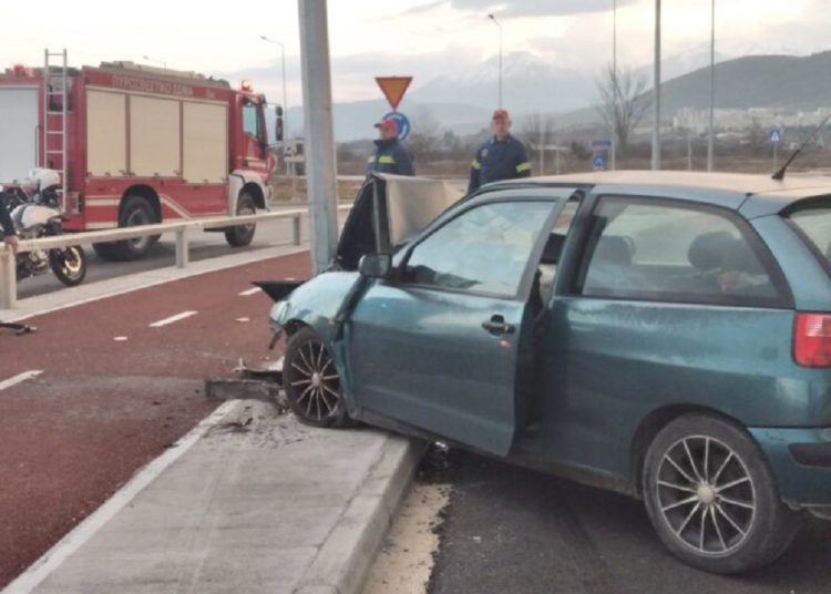 Ελαφρύς τραυματισμός σε τροχαίο στη Νιάρχου