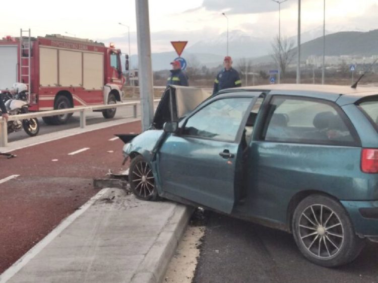 Ελαφρύς τραυματισμός σε τροχαίο στη Νιάρχου
