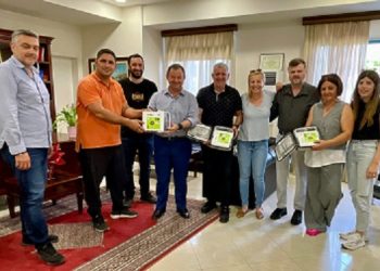 Δωρεά 3 απινιδωτών από τη Βουλή στους Φιλιάτες