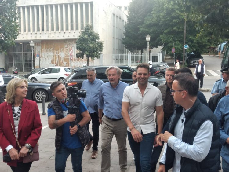 Πολλαπλά μηνύματα και σκληρή κριτική στην κυβέρνηση