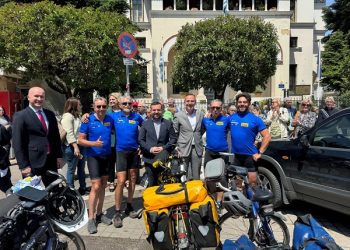 ΥΠΟΔΟΧΗ ΠΟΔΗΛΑΤΩΝ ΣΤΟ ΔΗΜΑΡΧΕΙΟ -Έκαναν 2.100 χιλιόμετρα με τα ποδήλατα