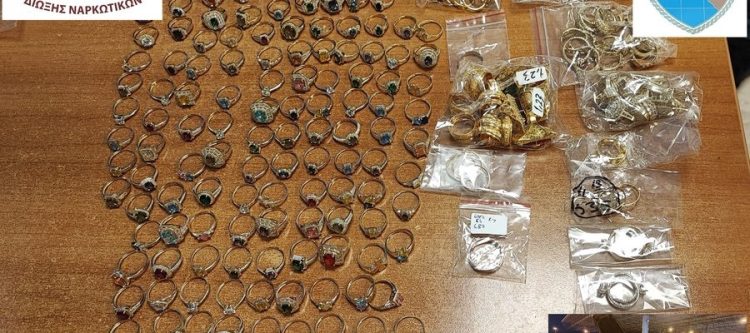 Κατασχέθηκαν δεκάδες τιμαλφή στην Ηγουμενίτσα