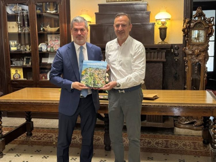 Εθιμοτυπική συνάντηση στο δημαρχείο Ιωαννίνων