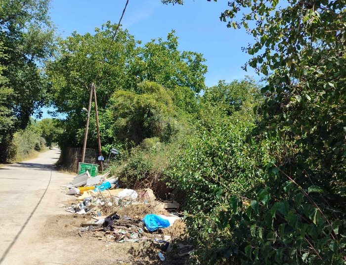 Μικρές χωματερές σε πολλές γειτονιές