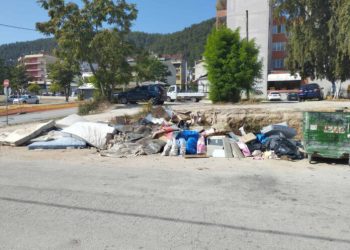 Χαοτική εικόνα με τα ογκώδη αντικείμενα στους δρόμους