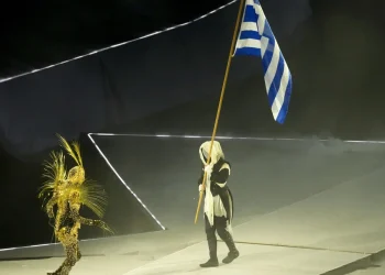 Ολυμπιακοί Αγώνες: Η ελληνική σημαία και ο ελληνικός εθνικός ύμνος στην τελετή λήξης