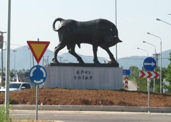 Διχάζει την κοινή γνώμη ο ταύρος στην είσοδο της πόλης