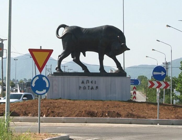 Διχάζει την κοινή γνώμη ο ταύρος στην είσοδο της πόλης