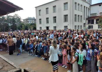 «Πρώτο κουδούνι» στα σχολεία με αγιασμό, ευχές και διαπιστώσεις