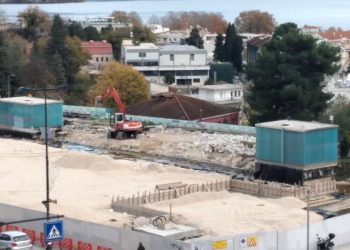 Μπουλντόζες και φορτηγά επανήλθαν στην κεντρική πλατεία