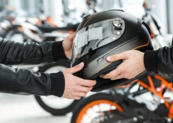 Μοτοσικλετιστής χωρίς κράνος δεν θα βάζει βενζίνη