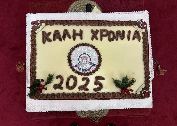 Το δημοτικό συμβούλιο Ιωαννίνων έκοψε την πρωτοχρονιάτικη πίτα του