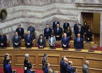 ΒΟΥΛΗ -Ενός λεπτού σιγή για τα θύματα της τραγωδίας των Τεμπών