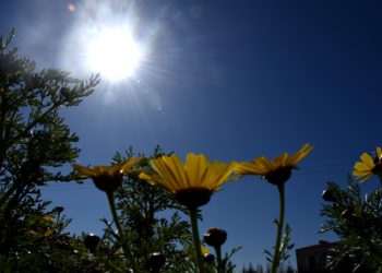 Ο καιρός την 25η Μαρτίου: Παρέλαση με συννεφιά, τοπικές βροχές και σκόνη