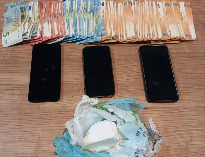 Τους έπιασαν σε σχολείο με κοκαΐνη