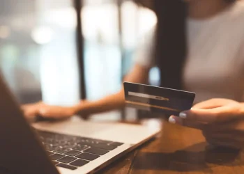 ΔΥΠΑ: Απαραίτητη η ενεργοποίηση των προπληρωμένων καρτών σε παροχές και επιδόματα