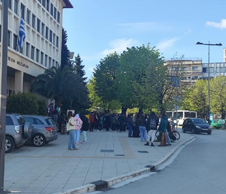 Κατέθεσε όσα βίωσε από τον ίδιο της τον πατέρα