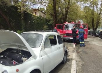 Σοβαρές ζημιές προκάλεσε πυρκαγιά σε όχημα-αντίκα
