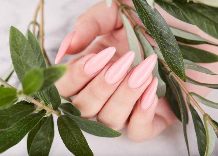 Καλοκαιρινά νύχια – Τι πρέπει να προσέξεις στο ημιμόνιμο μανικιούρ το καλοκαίρι