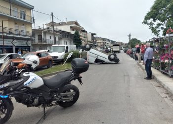 Ανατροπή οχήματος στην οδό Παπανδρέου