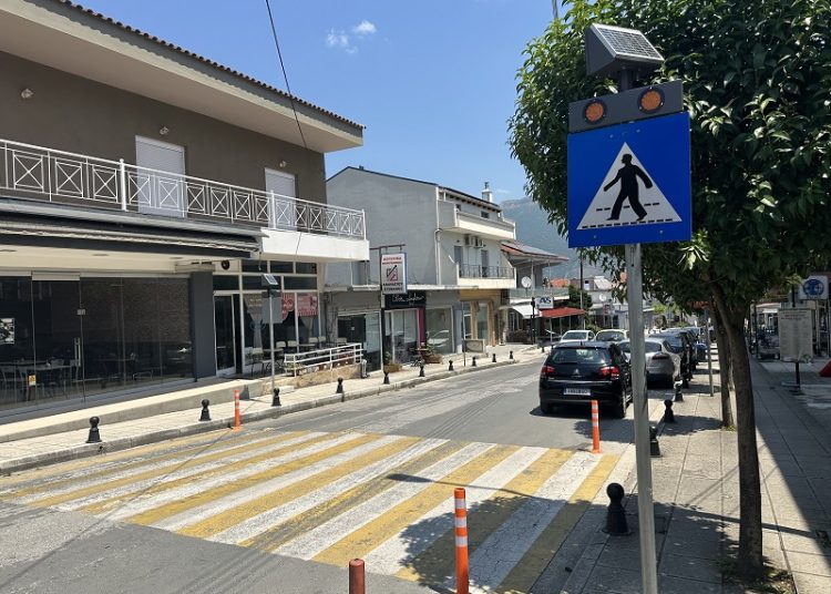 ΕΛΕΟΥΣΑ -Φωτεινές πινακίδες σε κεντρικές διαβάσεις πεζών