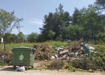 Ξεκίνησε το πλύσιμο των κάδων το μηχάνημα του δήμου