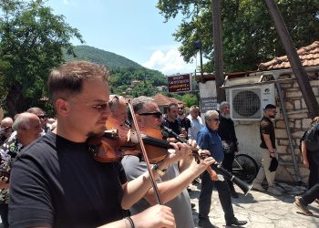 ΔΕΛΒΙΝΑΚΙ ΠΩΓΩΝΙΟΥ -“Λύγισαν” και τα κλαρίνα στο “αντίο” για τον θρύλο Πετρολούκα Χαλκιά