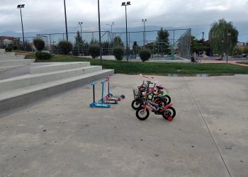 Παιδιά χάρισαν ποδήλατα σε άλλα παιδιά