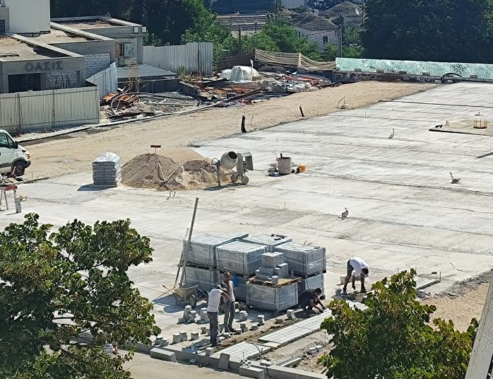 Ξεκίνησαν να τοποθετούν κυβόλιθους στην κεντρική πλατεία