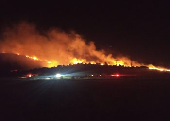 Μάχη όλη τη νύχτα στην Πρωτόπαππα – Εκκενώθηκε το χωριό, αποτράπηκε η καταστροφή