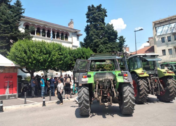 «Δώρο» διαμαρτυρίας στον Δήμο: Τρία μπουκάλια νερό από τον βιολογικό