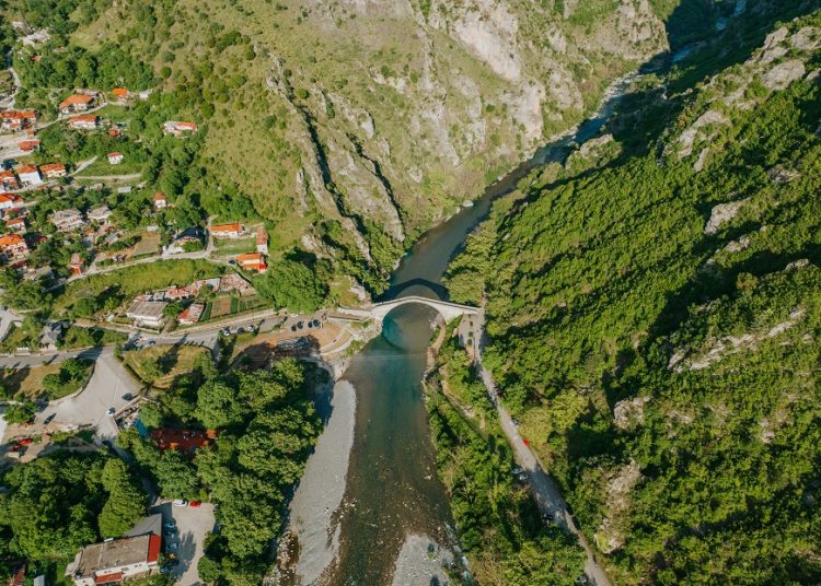 Αώος: Το νερό που θυμάται, ρέει και ενώνει