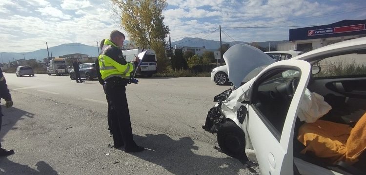 Σύγκρουση δύο Ι.Χ με ελαφρύ τραυματισμό