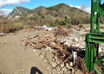 Αποκλεισμένοι κάτοικοι και κατεστραμμένες υποδομές