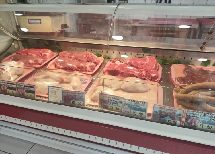 Μοσχάρι, χοιρινό και κοτόπουλο μπαίνουν στο τραπέζι