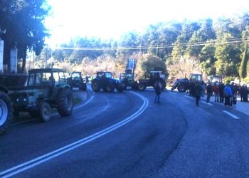 Δεν κάνουν βήμα πίσω και μένουν στα μπλόκα