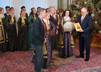 Κάλαντα από το Τμήμα Παραδοσιακών Χορών στον Πρόεδρο της Δημοκρατίας